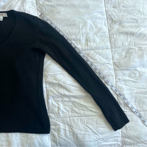 Wendy B. Pullover Cashmere V-Neck Sweater. Women’s XS. Black. - Picture 4 of 8